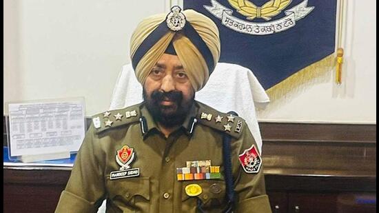 The commissioner of police was given the guard of honour on reaching the office. Later, he held detailed deliberations with the senior officers of the police commissionerate. He also interacted with lower rung police personnel. (HT Photo)
