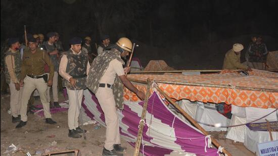 Panchkula administration had carried out a midnight crackdown to remove residents protesting against dumping of waste in Jhuriwala. (HT File)