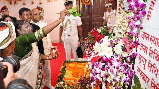 President Droupadi Murmu was accorded a warm welcome by villagers at Ulihatu, around 70 km from the state capital Ranchi.(PTI)