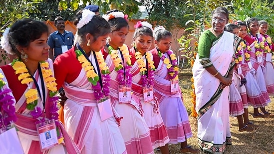 President Droupadi Murmu pays homage to freedom fighter Birsa Munda on ...