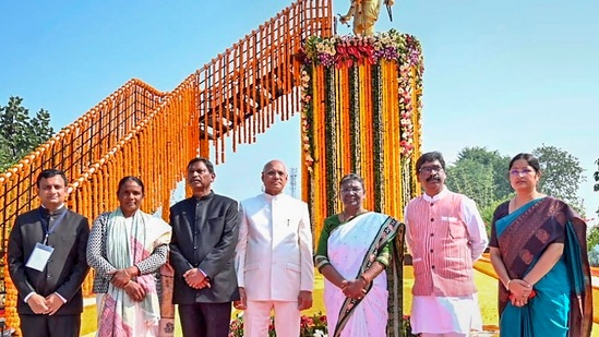 President Droupadi Murmu Pays Homage To Freedom Fighter Birsa Munda On ...