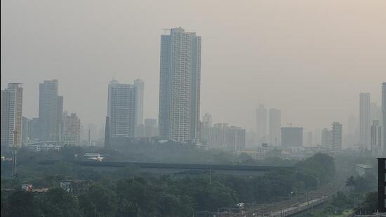 Air quality in Malad, which stood at 320, was worst amongst all the 10 locations, followed by Mazgaon at 316 and Borivali at 303. (HT PHOTO)