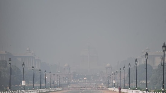 The IMD, meanwhile, has forecast that cold northwesterly winds blowing towards Delhi will make cause the capital's minimum temperature to dip to 10 degrees Celsius by Saturday. (Archive)(HT_PRINT)