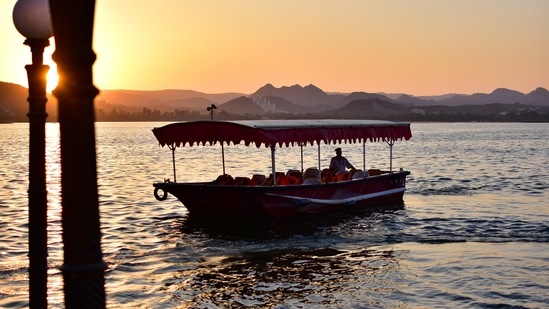 Udaipur: This city of lakes offers a wealth of historical sites to see. Explore expansive forts, go camping beneath the stars, or just take leisurely boat trips over the stunning lakes. We bet you'll all be giggling on the camel rides! Before daylight breaks, spend the night outside with your squad and relive old times for additional adventure.(Unsplash)