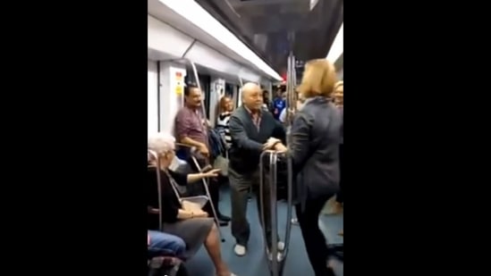 Elderly man dancing with his co-passenger aboard a train.(Instagram/@goodnews_movement)