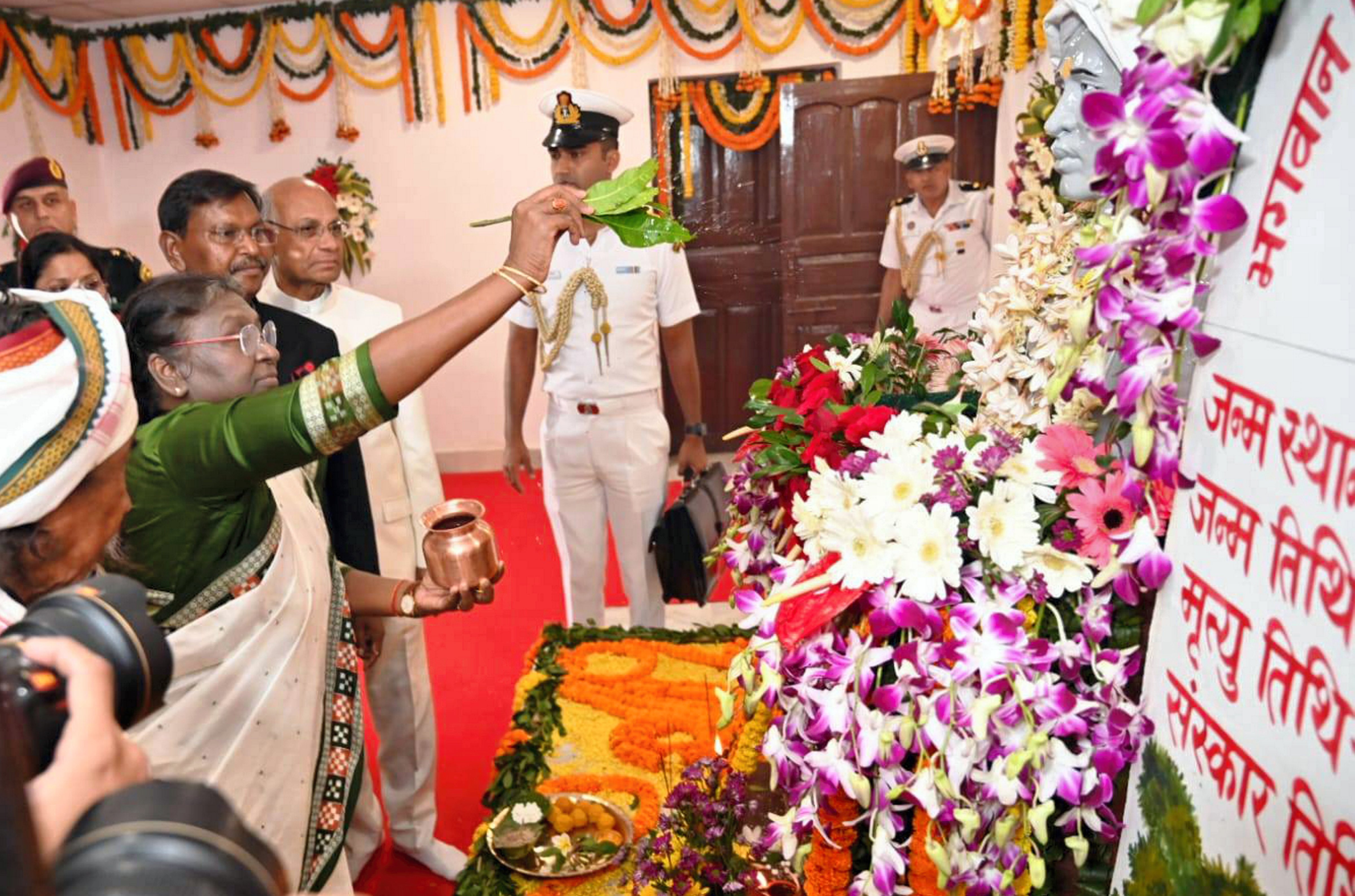 ದ್ರೌಪದಿ ಮುರ್ಮು ಅವರನ್ನು ರಾಜ್ಯದ ರಾಜಧಾನಿ ರಾಂಚಿಯಿಂದ ಸುಮಾರು 70 ಕಿ.ಮೀ ದೂರದಲ್ಲಿರುವ ಉಲಿಹತು ಗ್ರಾಮದಲ್ಲಿ ಗ್ರಾಮಸ್ಥರು ಆತ್ಮೀಯವಾಗಿ ಬರಮಾಡಿಕೊಂಡರು. 
