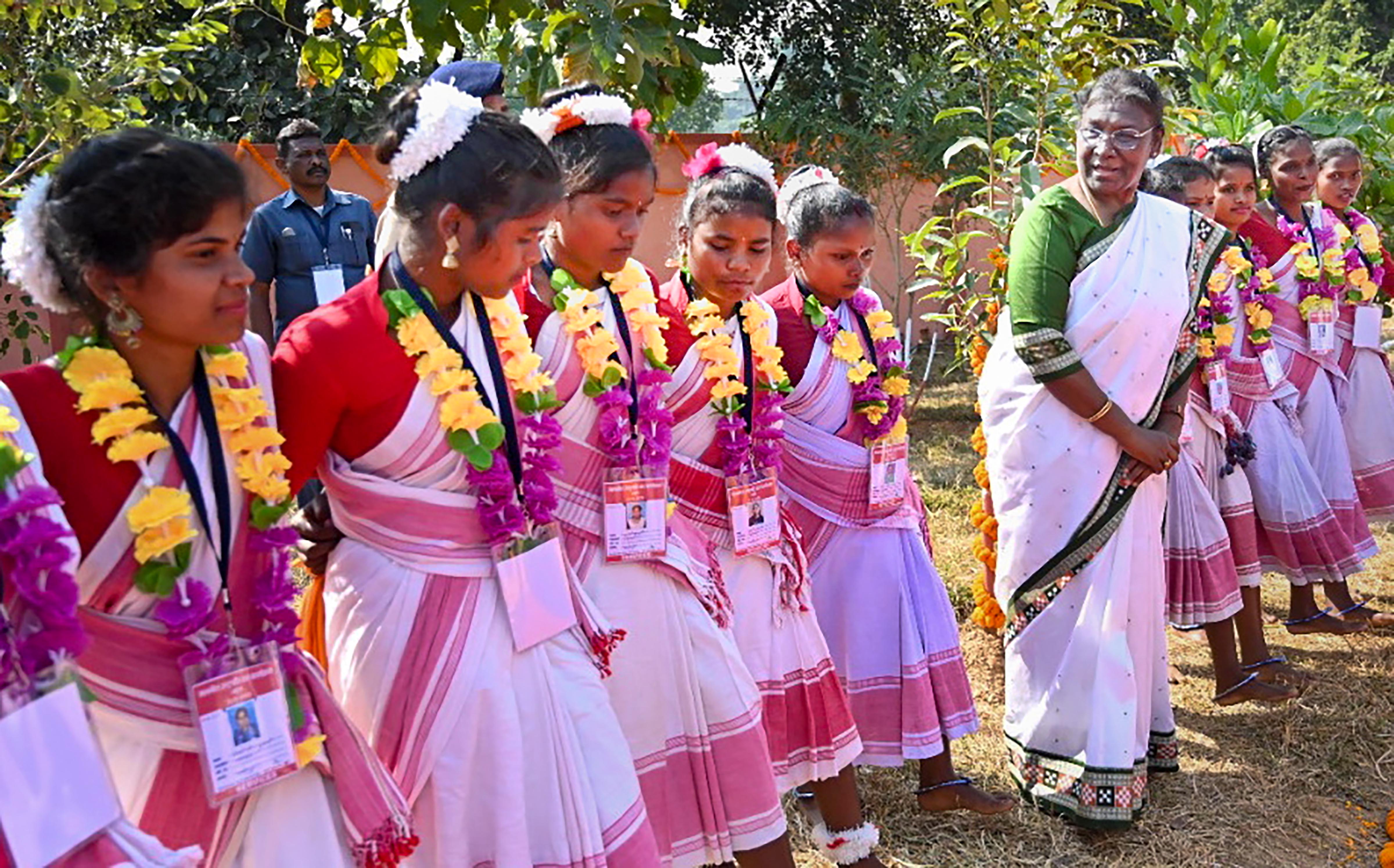 ಬಿರ್ಸಾ ಮುಂಡಾ ಅನುಯಾಯಿಗಳು ಸಾಂಪ್ರದಾಯಿಕ ಉಡುಗೆಯಲ್ಲಿ ರಸ್ತೆಯ ಎರಡೂ ಬದಿಗಳಲ್ಲಿ ನಿಂತು ರಾಷ್ಟ್ರಪತಿಗೆ ಸ್ವಾಗತ ಕೋರಿದರು. 