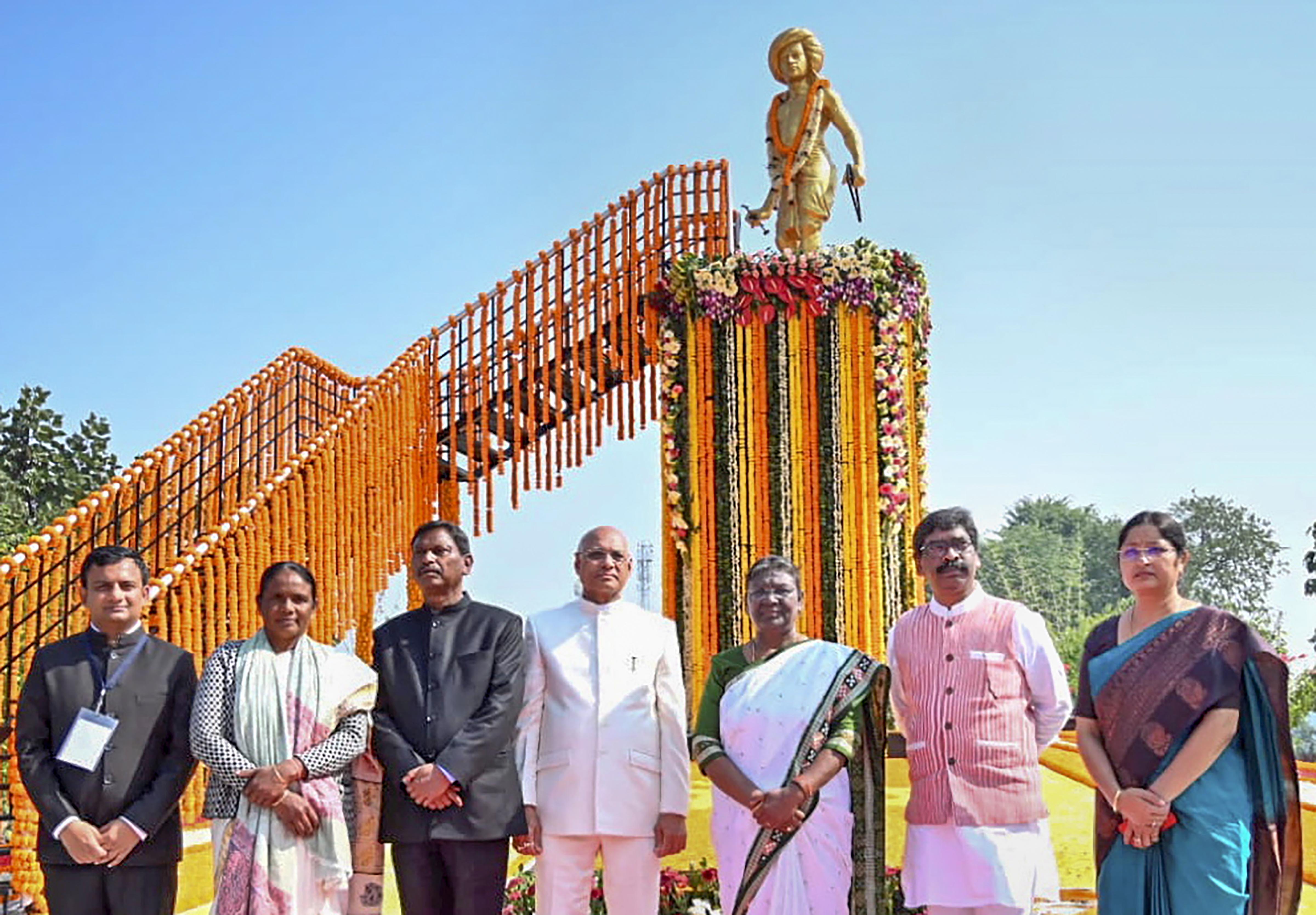  ಉಲಿಹತುವಿನಲ್ಲಿ ದ್ರೌಪದಿ ಮುರ್ಮು ಅವರು ಬಿರ್ಸಾ ಮುಂಡಾ ಅವರ ಪ್ರತಿಮೆಗೆ ಪುಷ್ಪ ನಮನ ಸಲ್ಲಿಸಿದರು.