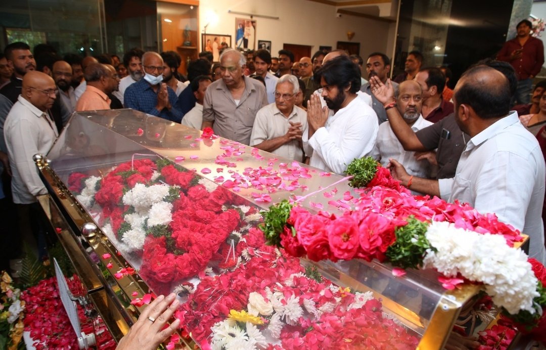 पवन कल्याण ने हाथ जोड़कर कृष्ण को प्रणाम किया। पवन कल्याण ने हाथ जोड़कर कृष्ण को प्रणाम किया।