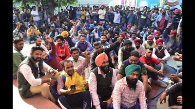 Contractual staffers, working at the Verka milk plant on Ferozepur Road, Ludhiana, protesting on Wednesday. (HT Photo)