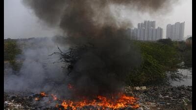 Heaps of garbage burn in an open field in Gurugram. (HT Photo) Heaps of garbage burn in an open field in Gurugram. (HT Photo)