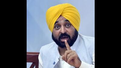 The staff members, in the letter, said that the benefit of revision of pay scale to non-teaching staff of aided colleges was also pending for sanction with the Punjab government since 2011, but the government is paying no heed towards their demands. (HT file photo)