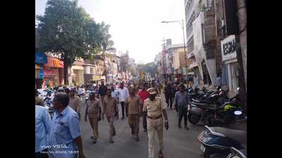 The PCB on Monday undertook a massive crackdown on unauthorised structures built on the roads by hawkers and evicted as many as 500 hawkers from M G road, East street, Centre street, Chhatrapati Shivaji market and adjoining roads. (HT PHOTO) The PCB on Monday undertook a massive crackdown on unauthorised structures built on the roads by hawkers and evicted as many as 500 hawkers from M G road, East street, Centre street, Chhatrapati Shivaji market and adjoining roads. (HT PHOTO)