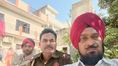 GOG leader Captain Nachhatar Singh under house arrest in Ludhiana. The ex-servicemen were marching towards Sarabha village. (HT PHOTO)