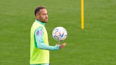 Brazil's Neymar walks during a training session at the Continassa sporting center, in Turin, Italy, Tuesday, Nov. 15, 2022. Brazil will compete in Group G at the 2022 FIFA World Cup. (AP Photo/Antonio Calanni) (AP)