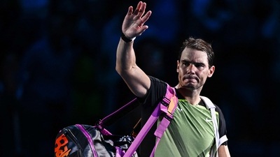 Spain's Rafael Nadal waves as he leaves after losing his round-robin match against Canada's Felix Auger-Aliassime on November 15, 2022 at the ATP Finals tennis tournament in Turin. (Photo by Marco BERTORELLO / AFP) (AFP)