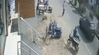 In the 34-second CCTV footage, the girl can be seen jumping off from an auto-rickshaw on a busy road. In the 34-second CCTV footage, the girl can be seen jumping off from an auto-rickshaw on a busy road.