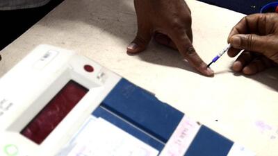 A polling officer applies indelible ink on a voter’s finger. (HT File Photo) A polling officer applies indelible ink on a voter’s finger. (HT File Photo)