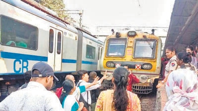 Kalyan, India - November 16, 2022: Angry commuters halt Kasara-CSMT bound local train by standing on the tracks for at least 15 minutes in the morning at 8:30 am on Platform No. 1 at Titwala railway station in protest against delay in running local trains. Railway police officials pacify the commuters and manage to disperse them, at Kalyan, India, on Wednesday, November 16, 2022. (Photo by Pramod Tambe/HT Photo) (HT PHOTO) Kalyan, India - November 16, 2022: Angry commuters halt Kasara-CSMT bound local train by standing on the tracks for at least 15 minutes in the morning at 8:30 am on Platform No. 1 at Titwala railway station in protest against delay in running local trains. Railway police officials pacify the commuters and manage to disperse them, at Kalyan, India, on Wednesday, November 16, 2022. (Photo by Pramod Tambe/HT Photo) (HT PHOTO)