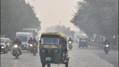 Commuters out on a smoggy morning, in Greater Noida, India, on Wednesday, November 16, 2022. (Sunil Ghosh/HT Photo) Commuters out on a smoggy morning, in Greater Noida, India, on Wednesday, November 16, 2022. (Sunil Ghosh/HT Photo)