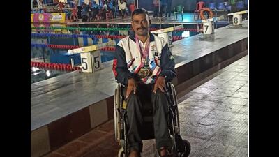 Paraplegic patient Sepoy Dipak Burman at Military Hospital Kirkee win medals at the 22nd National Para Swimming Championships, 2022 held at Guwahati between November 11 and 13. (HT)