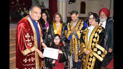 Urvashi Sharma receiving her degree from MP Sanjeev Arora on Wednesday, (Harvinder Singh/HT) Urvashi Sharma receiving her degree from MP Sanjeev Arora on Wednesday, (Harvinder Singh/HT)