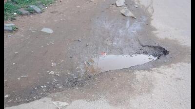 While the Bruhat Bengaluru Mahanagara Palike (BBMP) has once again missed the November 15 deadline to fix all potholes in the city, nine people have lost their lives due to road accidents since October 2021. (HT Photo) While the Bruhat Bengaluru Mahanagara Palike (BBMP) has once again missed the November 15 deadline to fix all potholes in the city, nine people have lost their lives due to road accidents since October 2021. (HT Photo)