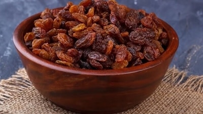 Munakka water also has cooling properties and thus it also helps to control acidity. (YouTube)