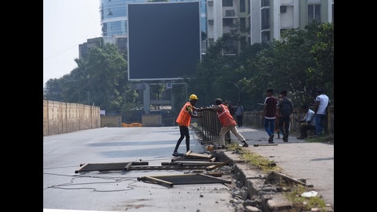Mumbai, India - November 09, 2022: BMC workers commence repair and maintenance work of Gokhale Bridge, at Andheri, in Mumbai, India, on Wednesday, November 09, 2022. (Photo by Vijay Bate/HT Photo) (HT PHOTO) Mumbai, India - November 09, 2022: BMC workers commence repair and maintenance work of Gokhale Bridge, at Andheri, in Mumbai, India, on Wednesday, November 09, 2022. (Photo by Vijay Bate/HT Photo) (HT PHOTO)
