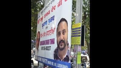 A hoarding of aspiring AAP candidate from ward number 69, Gurkaran Tinna. (Gurpreet Singh/HT)
