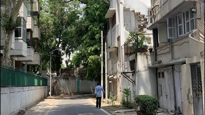 A sidewalk in Jor Bagh. The plea stated that the public is suffering because several banks, temples, markets, community centres and schools are located inside the locked colony. (HT Archive) A sidewalk in Jor Bagh. The plea stated that the public is suffering because several banks, temples, markets, community centres and schools are located inside the locked colony. (HT Archive)
