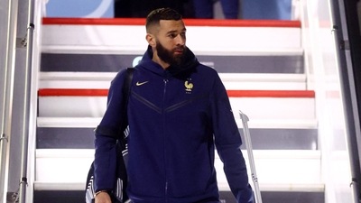 Karim Benzema and France team arrive in Doha. (REUTERS)