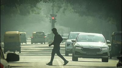 Commuters in Mandi House on a smoggy morning in New Delhi on November 16. (Raj K Raj/ HT Photo)