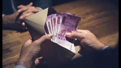 The Punjab vigilance bureau (VB) on Monday arrested a police constable and an Amritsar resident for taking a bribe of  ₹10,000, officials said on Thursday.
