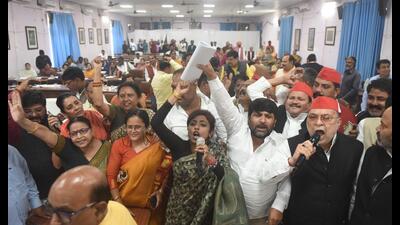 SP and BJP corporators raising slogans against each other after SP MLA Ravidas Mehrotra accused the LMC of giving benefits of  ₹15 crore to three companies of Gujarat. (Deepak Gupta/HT Photo)