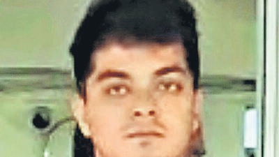 Mumbai, India - Nov 17, 2022 : Amey Darekar being taken to court on Thursday after he was arrested for attempting to kill his girlfriend on Sunday at his friend's building terrace La Belleza in Dahisar, in Mumbai, India, on Thursday, Nov 17, 2022. (Photo by Vijay Bate/HT Photo) Mumbai, India - Nov 17, 2022 : Amey Darekar being taken to court on Thursday after he was arrested for attempting to kill his girlfriend on Sunday at his friend's building terrace La Belleza in Dahisar, in Mumbai, India, on Thursday, Nov 17, 2022. (Photo by Vijay Bate/HT Photo)