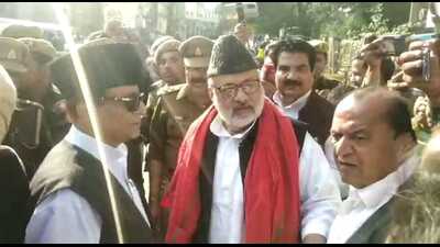 SP’s Rampur candidate Aasim Raza, who was accompanied by party veteran Azam Khan, also filed his nomination papers on Thursday. (HT PHOTO)