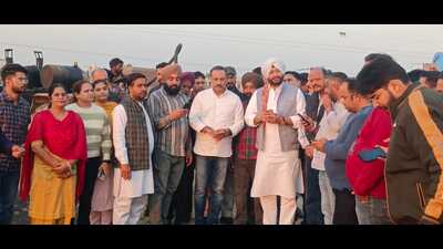 Ludhiana member of Parliament (MP) Ravneet Bittu and former MLA (Ludhiana East) Sanjay Talwar during the visit to the under construction Tajpur Road flyover on Thursday. (HT Photo)