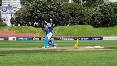 Sanju Samson hitting no-look sixes