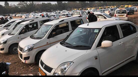 As per the guidelines, issued by the Union ministry of road transport and highways, cab drivers can no long arbitrarily increase rates during surge pricing. Surge pricing has now been capped at 1.5 times the base price. (HT Photo)