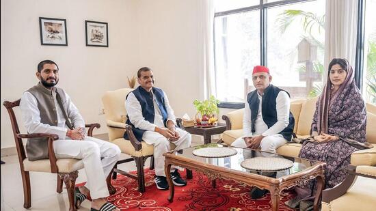 Samajwadi Party chief Akhilesh Yadav along with his wife and party candidate for Mainpuri by-election Dimple Yadav meet Pragatisheel Samajwadi Party (Lohiya) chief Shivpal Singh Yadav at his residence, in Etawah on Thursday. (ANI)