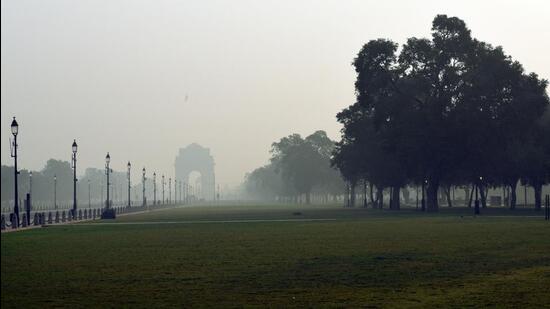 An early morning view of Kartavyapath near India Gate in New Delhi on Wednesday. Every winter, Delhi’s air quality deteriorates, on some days to dangerous levels, owing to stubble fires, emissions from Diwali cracker and the Capital’s own local sources. (Arvind Yadav/HT Photo)