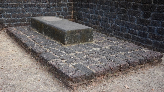 The list includes several minor monuments with no national significance. We estimate that this applies to at least a quarter of the current list. The list, for instance, includes 75 graves of colonial-era soldiers or officials of no particular importance. (ASI/Dharwad Circle)