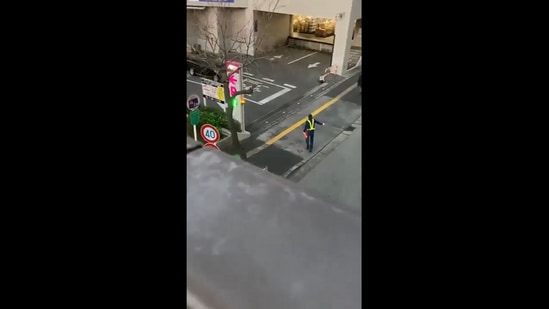 Cop directs traffic in a funny way.(Twitter/@Buitengebieden)