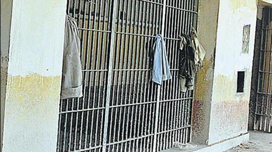 An inside view of the Tihar Jail. Among those transferred were 2 deputy superintendents, 3 assistant superintendents, 7 head warders and 16 warders. (HT Photo)