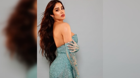 Janhvi Kapoor gown features a plunging neckline with figure grasping detailing around the waist and a long trail.(Instagram/@janhvikapoor)