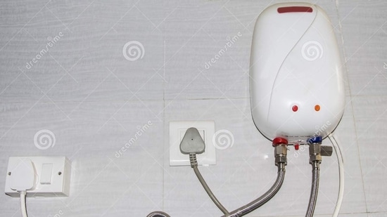 Water geyser (https://www.dreamstime.com/)