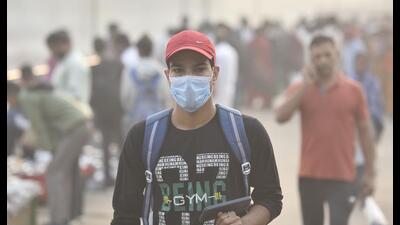 Commuters in Anand Vihar walk through a dense blanket of smog, October 30, 2022 (Sanjeev Verma/ Hindustan Times) Commuters in Anand Vihar walk through a dense blanket of smog, October 30, 2022 (Sanjeev Verma/ Hindustan Times)