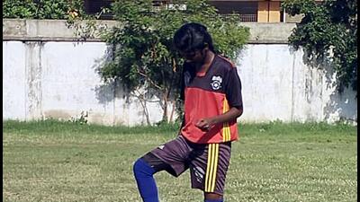 Priya, 17, was a first-year college student and a national-level football player who underwent an arthroscopy to fix a ligament tear on her right knee on November 7 at the Periyar Nagar government periphery hospital. (HT Photo) Priya, 17, was a first-year college student and a national-level football player who underwent an arthroscopy to fix a ligament tear on her right knee on November 7 at the Periyar Nagar government periphery hospital. (HT Photo)