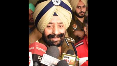 Police commissioner Mandeep Singh Sidhu addressing the media after the shootout. (HT) Police commissioner Mandeep Singh Sidhu addressing the media after the shootout. (HT)